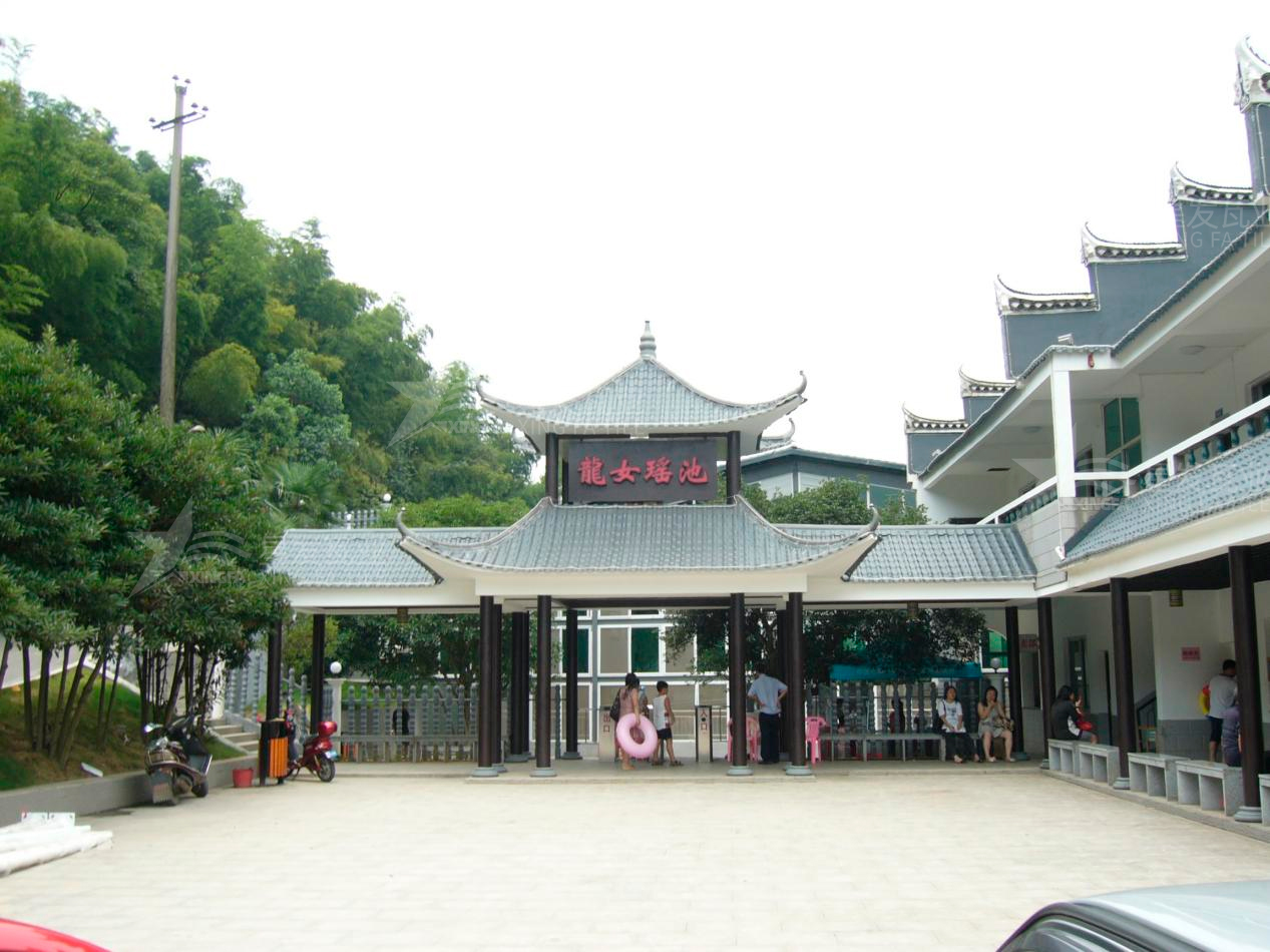 屋頂材料合成樹脂瓦和不銹鋼瓦哪個(gè)好？選擇很重要！